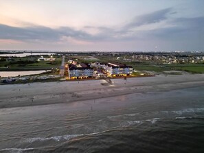 House - Easy Beach Access Charming Beachside Condo (Galveston)