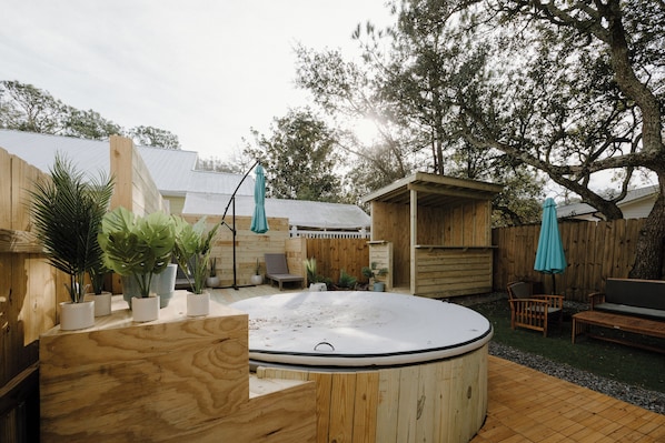 Outdoor spa tub