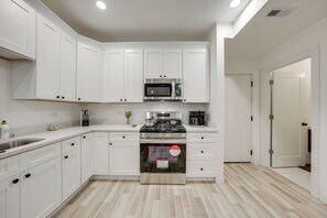 Frigorífico, microondas, placa de cocina y lavavajillas