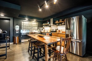 Fridge, microwave, oven, stovetop - Robin's Nest: A Private Lakeview Apartment in the Heart of Wasilla, Alaska (Wasilla)