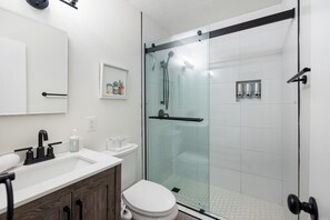 Dusche, Haartrockner, Bidet, Handtücher
