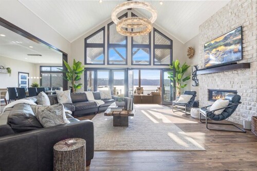 LOTO Pointe, Updated Luxury Home w/ Boat & PWC Slip, Boat Ramp, Firepits, Pool Table & More!