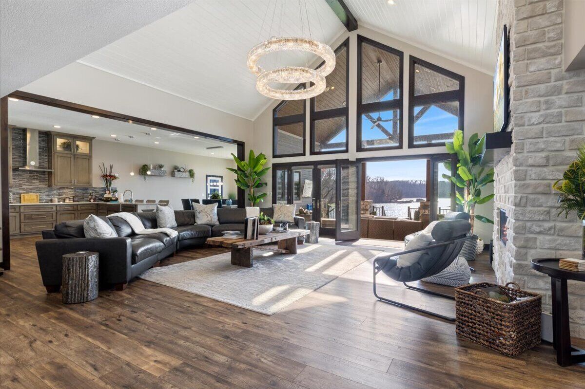 TV connectée, cheminée, livres, chaîne hi-fi