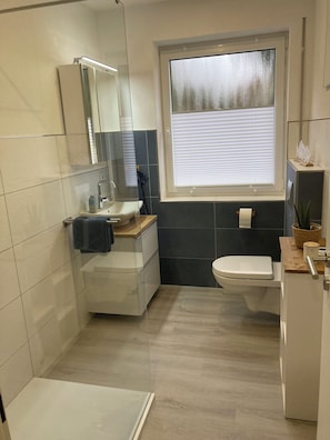 Shower, hair dryer, towels, soap - Modern vacation apartment "Diemelaue", located directly on the cycle path. (Warburg)
