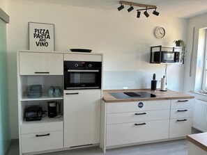 Kühlschrank, Mikrowelle, Ofen, Herdplatte