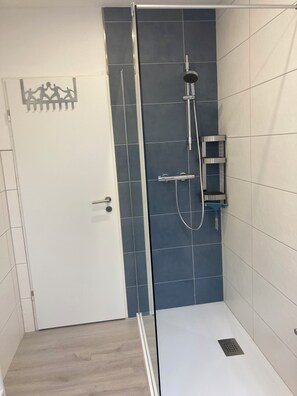 Dusch, hårtork, handdukar och tvål