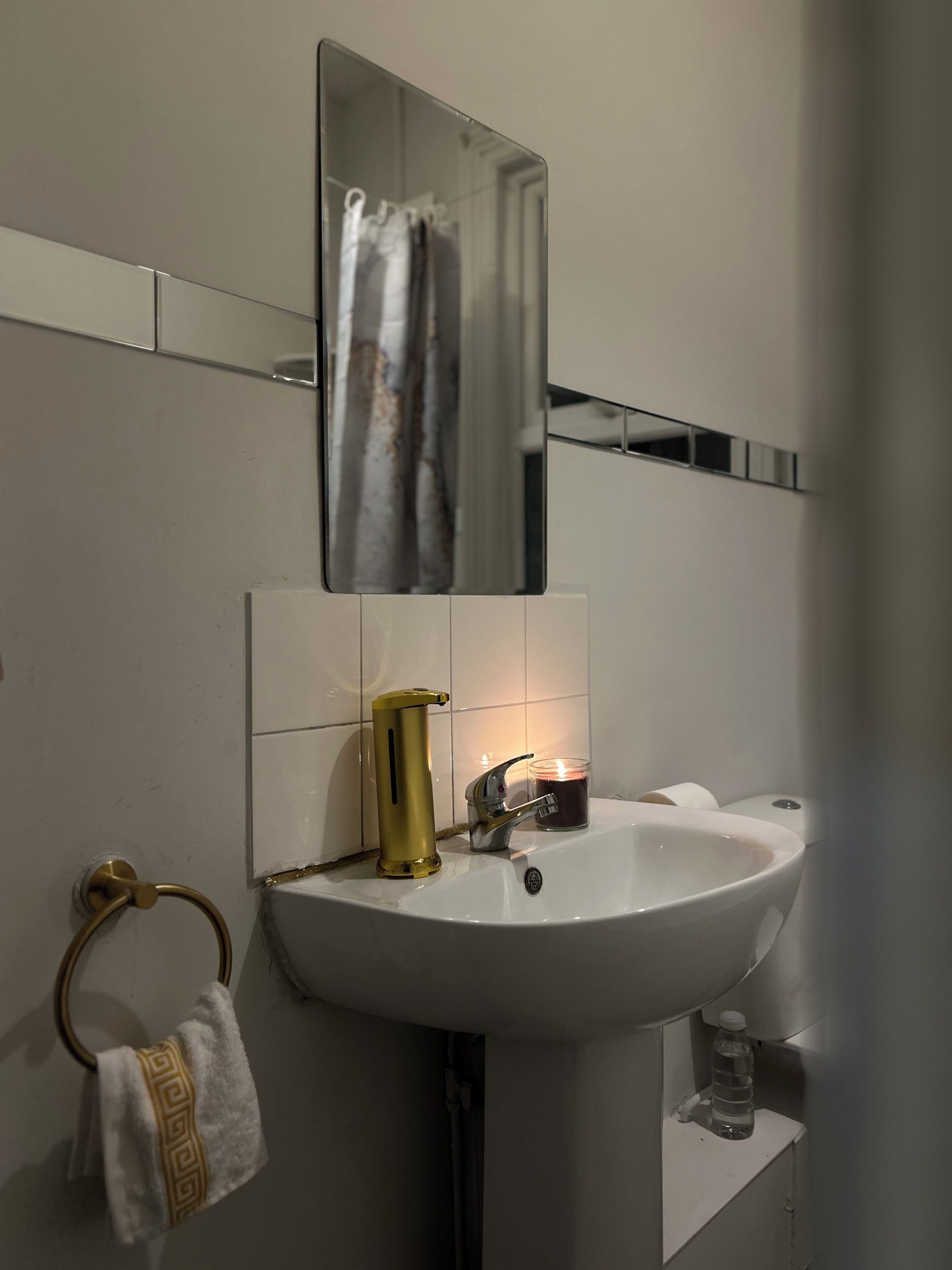 Haartrockner, Handtücher, Seife, Toilettenpapier