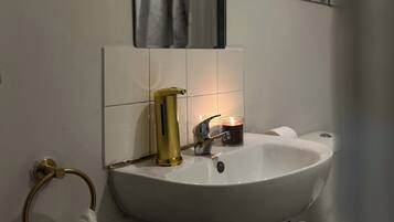 Haartrockner, Handtücher, Seife, Toilettenpapier