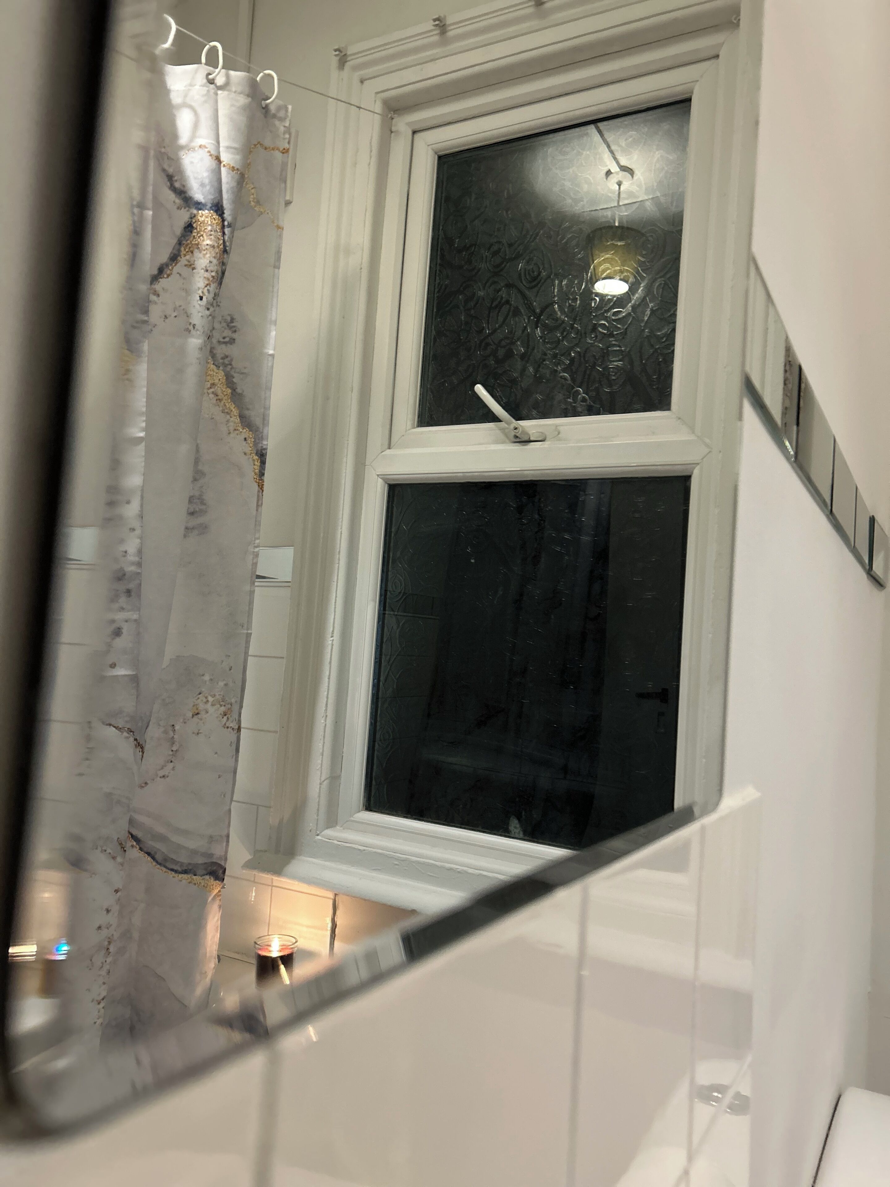 吹风机、毛巾、肥皂、卫生纸