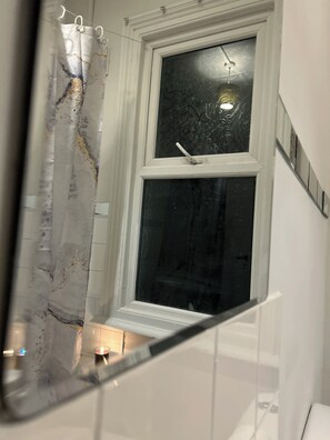 Een haardroger, handdoeken, zeep, toiletpapier