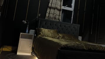1 habitación, tabla de planchar con plancha y ropa de cama