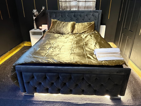 1 bedroom, iron/ironing board, bed sheets. King-Size Luxury Bedroom Flat