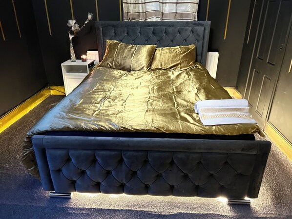 1 slaapkamer, een strijkplank/strijkijzer, beddengoed