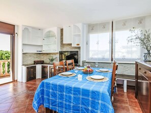 Dining - Beautiful private villa for 10 people with WIFI, private pool, TV and patio (Vidreres)