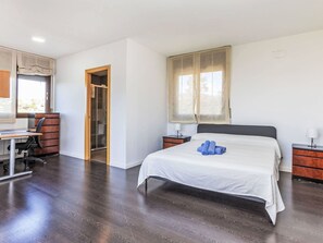 5 bedrooms, travel cot, free WiFi