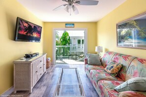 テレビ、DVD プレーヤー