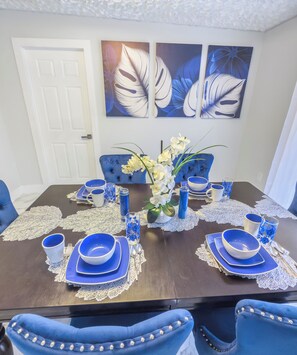 Dining room Table - Beautiful 4-bedroom house in Heart of  Miami Gardens with POOL, AC and WiFi (Miami Gardens)