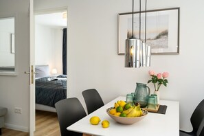Dining - Möwe - Modern, freshly renovated 2-room apartment with balcony and WLAN in (Sylt)