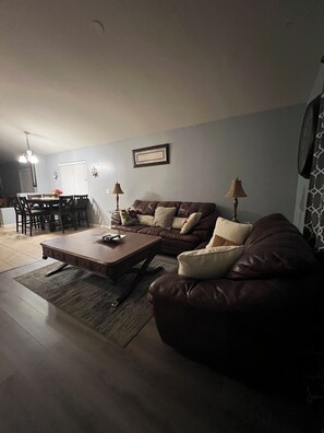 Smart TV - Lady T’s Serenity Getaway near TUS airport. Spacious 4Be home in charming Tucson (Tucson)