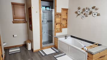 Douche, baignoire à jets, sèche-cheveux, serviettes fournies