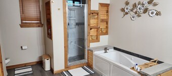 Tranquil 2-bedroom cabin on an acre in serene Pottsboro, 4 mins to Lake Texoma!