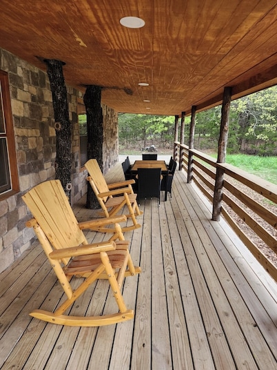 Tranquil 2-bedroom cabin on an acre, 4 mins to Lake Texoma!