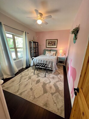 5 室のベッドルーム、デスク、アイロン / アイロン台、旅行用ベビーベッド