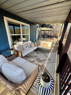 Terrace/patio - Spacious 5-bedroom rustic retreat on 10 acres in charming Dallas (Dallas)