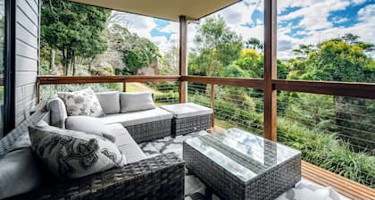 Soar Above the Dorrigo Plateau in a Mountain Retreat in 300 acres of Rainforest!
