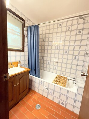 Regadera, amenidades de baño ecológicas, secadora de cabello, toallas 