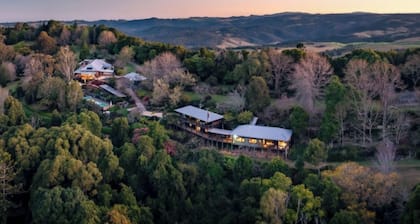 Soar Above the Dorrigo Plateau in a Mountain Retreat in 300 acres of Rainforest!
