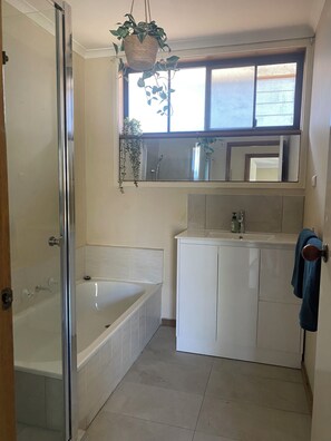 淋浴设施、吹风机、坐浴桶、毛巾