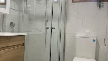 Shower, hair dryer, bidet, towels
