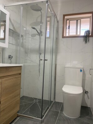 Douche, séchoir à cheveux, bidet, serviettes fournies