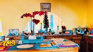 A kitchen with wooden cabinets, a central island with various kitchen items, and a decorative plant. - Charming 3-bedroom house with AC and WiFi in Negril (Negril)
