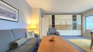 Fernseher, DVD-Player, Stereoanlage