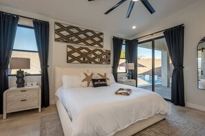 4 bedrooms, desk, iron/ironing board, travel cot - Luxury Oasis: Pool & Spa, Game Room, RV Garage (Lake Havasu City)