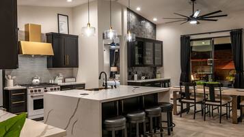 Kjøleskap, mikrobølgeovn, ovn og kokeplater