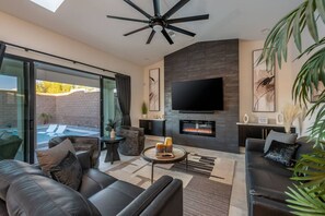 Smart-TV, Kamin, Videospiele, Tischfußball