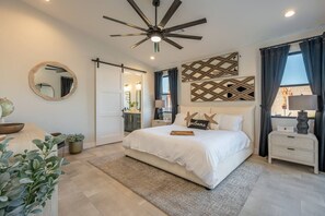 4 slaapkamers, een bureau, een strijkplank/strijkijzer, reisbedje