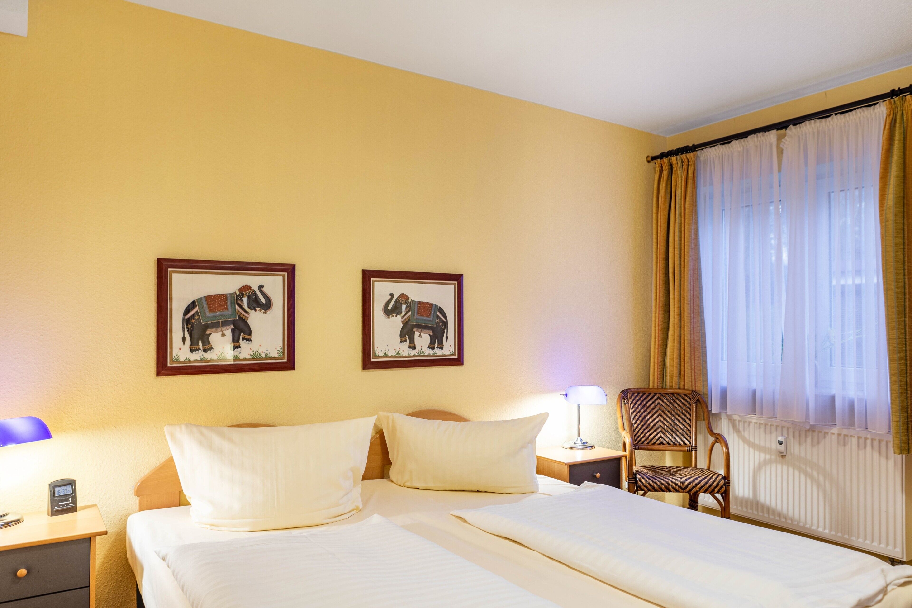 1 habitación, tabla de planchar con plancha, wifi gratis y ropa de cama 