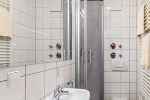 Een douche, een haardroger, handdoeken