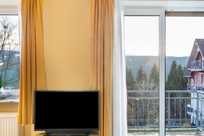 Interior - Apartment 'Tannenblick 1-2' with Mountain View, Balcony and Wi-Fi (Oberhof)