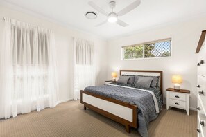 3 habitaciones, tabla de planchar con plancha, wifi y ropa de cama 