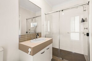 Hair dryer - "Emmeline" - A Luxury villa nestled in a peaceful, tree-lined street (Mount Lofty)