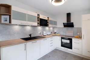Fridge, microwave, oven, stovetop