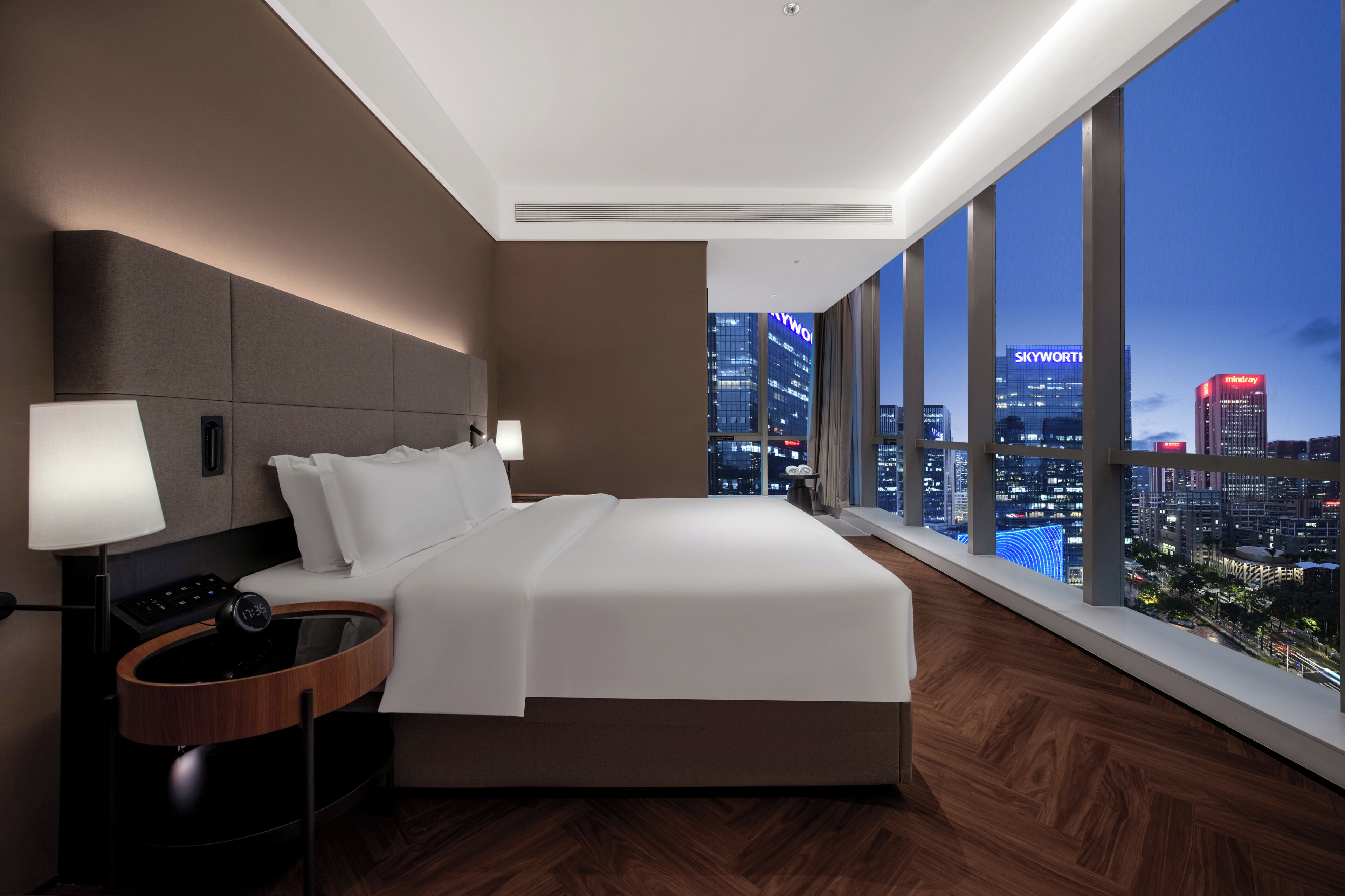 Deluxe-Doppelzimmer, 1 King-Bett, eigenes Bad, Stadtblick | Pillowtop-Betten, kostenlose Minibar, Schreibtisch