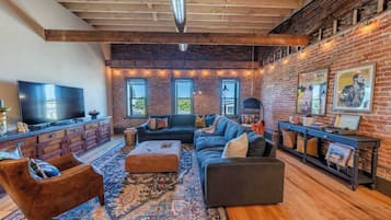 Smart TV, books, stereo