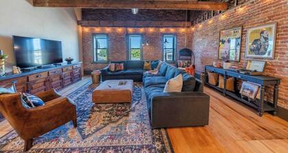 the Loft @ 417 - uniquely renovated downtown loft