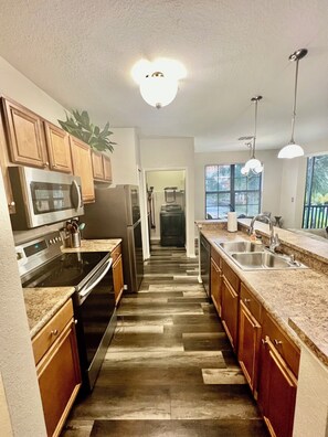 Private kitchen - FURNISHED LAKE VIEW CONDO IN GATED RESORT STYLE SETTING (Sarasota)